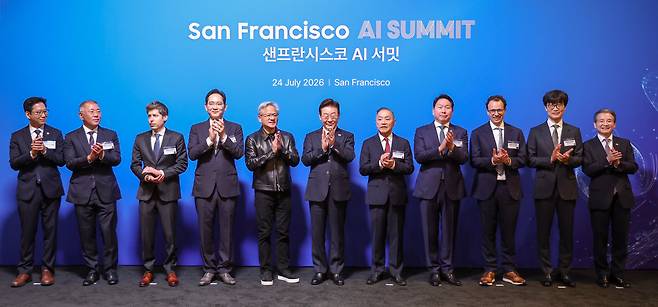 이재명 대통령이 24일(현지 시각) 미국 샌프란시스코 더미드웨이에서 열린 '샌프란시스코 AI 서밋'에서 글로벌 AI 리더들과 기념촬영을 하고 있다. 왼쪽부터 배경훈 부총리 겸 과기정통부 장관, 정의선 현대차그룹 회장, 샘 올트먼 오픈AI 최고경영자, 이재용 삼성전자 회장, 젠슨 황 엔비디아 최고경영자, 이재명 대통령, 혹 탄 브로드컴 최고경영자, 최태원 SK 회장, 다리오 아모데이 앤트로픽 최고경영자, 이해진 네이버 의장, 김용범 청와대 정책실장. /연합뉴스