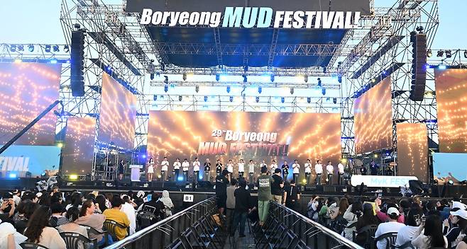 제29회 보령머드축제가 25일 개막해 17일간의 일정에 들어갔다. 충남도 제공