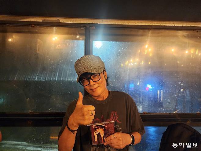팬들과 세상을 향한 존경심을 담은 김성면의 ‘엄지척’. 치켜세운 엄지손가락이 “우리는 여전히 괜찮다”고 말하는 듯하다. 유재영 기자 elegant@donga.com