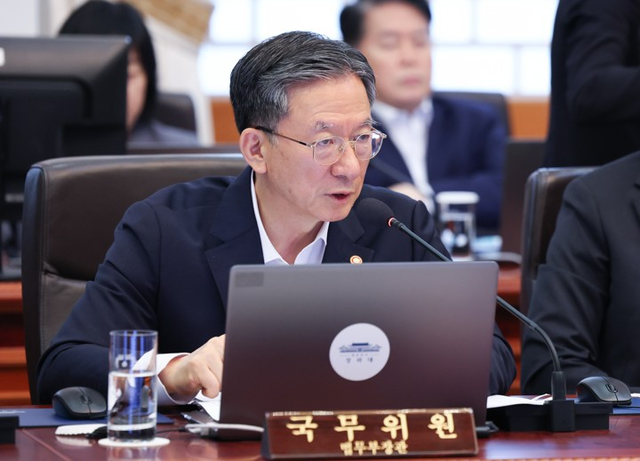 정성호 법무부 장관이 14일 청와대에서 열린 국무회의에서 형사미성년자(촉법소년) 연령 기준 관련 이재명 대통령 질문에 답하고 있다. [청와대 통신사진기자단=연합뉴스]