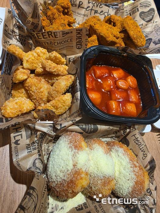 사이드 메뉴 3종(콰삭감자, 가래떡 떡볶이, 크리스피번).