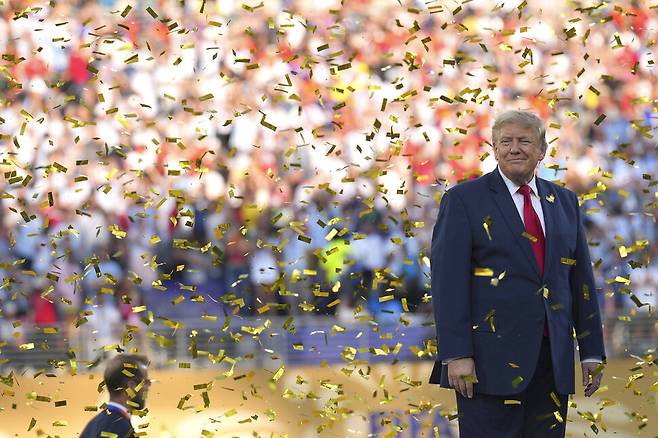 2026년 7월19일 도널드 트럼프 미국 대통령이 미국 뉴저지주 이스트러더퍼드에서 열린 북중미 월드컵 결승전에서 아르헨티나 대표팀을 꺾은 스페인 대표팀이 우승 축하 행사를 하는 동안 무대에서 웃고 있다. AP 연합뉴스