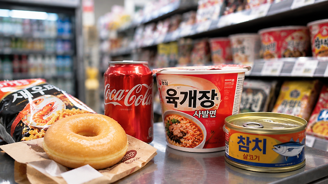 다음 달부터 음료와 컵라면, 과자, 도넛, 통조림 등 주요 먹거리 가격이 잇따라 오른다. (AI 생성)