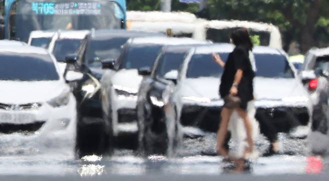 지난 23일 울산에 이틀째 폭염경보가 발효 중인 가운데 남구 한 도로에 지열로 인한 아지랑이가 피어오르고 있다. [연합뉴스]