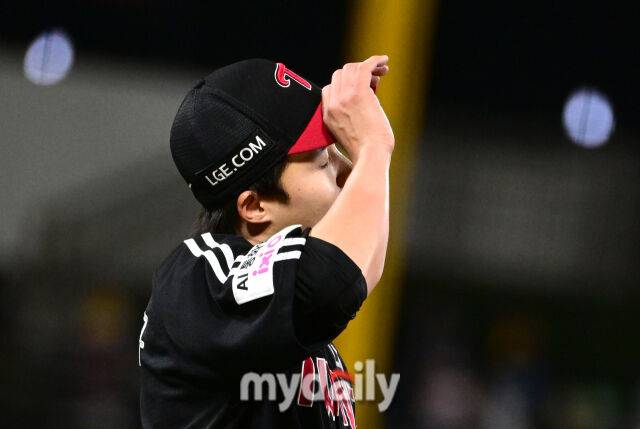 LG 선발투수 임찬규가 5회말 2사 후 연속 안타를 맞고 3실점하며 동점을 허용한 뒤 아쉬워하고 있다./마이데일리