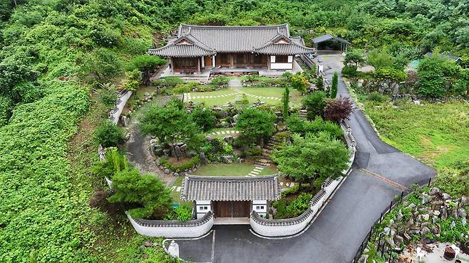 경매가 진행 중인 경기도 가평군 설악면 사룡리의 한옥주택 전경. 이건욱PD