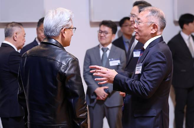 정의선 현대차그룹 회장(오른쪽)과 젠슨 황 엔비디아 최고경영자가 24일(현지시간) 미국 샌프란시스코 더 미드웨이에서 이재명 대통령이 참석한 가운데 열린 ‘샌프란시스코 AI 서밋’에서 대화하고 있다. [연합]