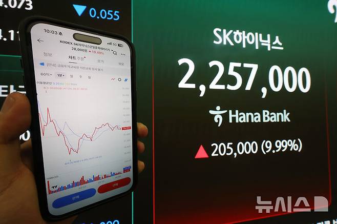 [서울=뉴시스] 김명년 기자 = 삼성전자와 SK하이닉스 단일종목 레버리지 상장지수펀드(ETF)가 지난 5월27일 상장됐다. 사진은 이날 오전 거래되고 있는 해당 ETF 화면. 2026.05.27. kmn@newsis.com