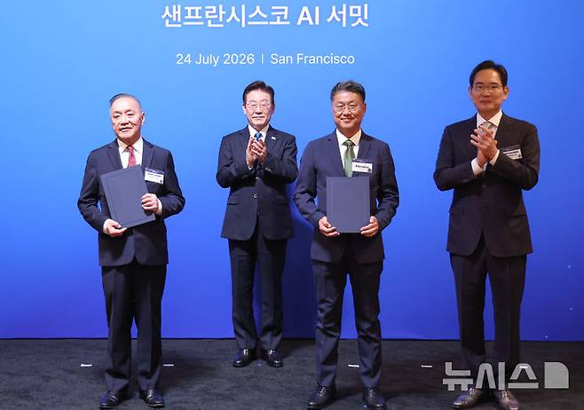 [샌프란시스코=뉴시스] 김진아 기자 = 이재명 대통령과 이재용 삼성전자 회장이 24일(현지 시간) 미국 샌프란시스코 더 미드웨이에서  열린 샌프란시스코 AI 서밋에서 한진만(오른쪽 두번째) 삼성전자 파운드리 사장과 혹 탄 브로드컴 CEO의 '첨단 반도체 기술 분야 전략적 파트너십 업무협약(MOU)' 체결을 지켜보고 있다. 2026.07.25. bluesoda@newsis.com