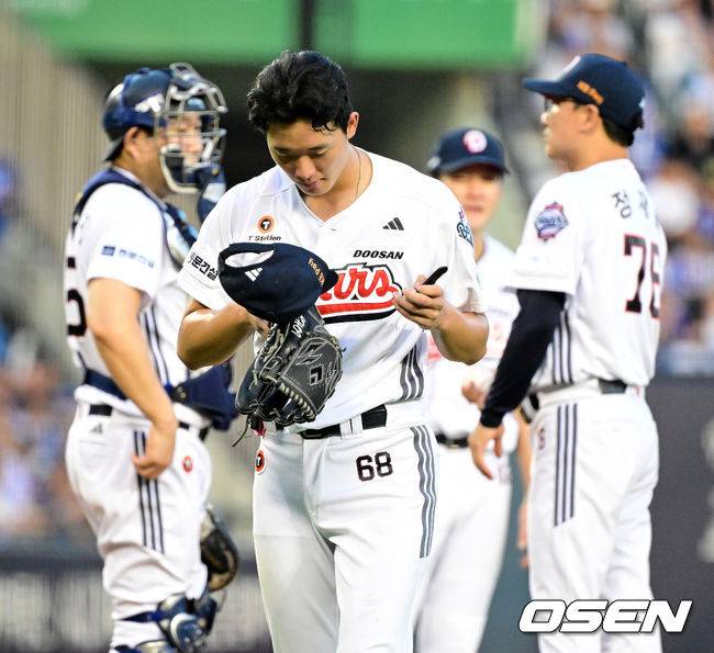 [OSEN=지형준 기자] 24일 서울 잠실야구장에서 2026 신한 SOL KBO리그 두산 베어스와 삼성 라이온즈의 경기가 열렸다. 이날 두산은 최민석, 삼성은 크리스 페덱을 선발로 내세웠다. 3회초 2사 만루에서 두산 최민석이 강판되고 있다. 2026.07.24 / jpnews@osen.co.kr