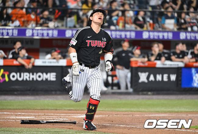 [OSEN=대전, 박준형 기자] 24일 대전한화생명볼파크에서 2026 신한은행 SOL KBO리그 한화 이글스와 LG 트윈스의 경기가 진행됐다.이날 경기에 한화는 박준영을, LG는 임찬규를 선발투수로 내세웠다.6회초 LG 박동원이 내야땅볼 날린뒤 아쉬워하고 있다.   2026.07.24 / soul1014@osen.co.kr