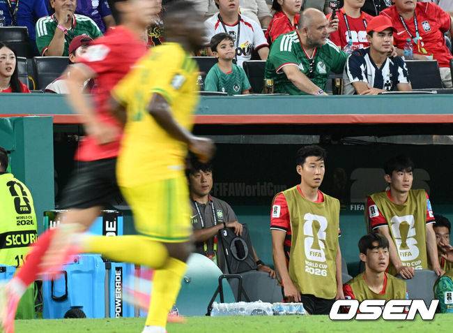 [OSEN=몬테레이(멕시코), 이대선 기자] 홍명보 감독이 이끄는 대한민국 축구대표팀은 25일(이하 한국시간) 오전 10시 멕시코 몬테레이 스타디움에서 개최된 2026 국제축구연맹(FIFA) 북중미 월드컵 조별리그 A조 최종전에서 남아프리카공화국에게 0-1 충격패를 당했다. 1승2패가 된 한국은 A조 3위로 밀리며 32강 자력진출에 실패했다. 한국은 나머지 조들의 상황을 따져보고 32강에 진출할 가능성은 남아있다.전반 대한민국 손흥민이 그라운드를 바라보고 있다. 2026.06.25 /sunday@osen.co.kr
