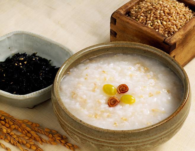 불린 보리를 쌀이나 채소와 함께 푹 끓이면 부드러운 식감의 보리죽이 완성된다. 클립아트코리아 제공