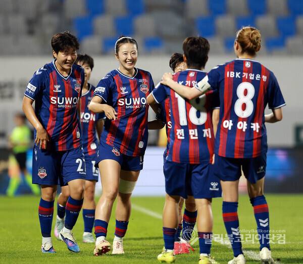 '4골 폭발' 수원FC 위민, 밀레니냐 멀티골 앞세워 인천 현대제철 제압...사진은 수원FC 위민 최유리가 4번째 골을 성공시키고 선수들과 함께 기뻐하는 모습.2026.7.24.(사진=김경수 기자/ 발리볼코리아닷컴)