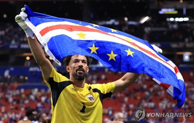 2026 국제축구연맹(FIFA) 북중미 월드컵 최고의 스타로 꼽힌 카보베르데의 베테랑 수문장 보지냐가 40세의 나이에 칠레 명문 콜로콜로에 합류한다. 25일(한국시간) AP통신 등에 따르면 보지냐가 콜로콜로 유니폼을 입는다. 현지 언론은 보지냐의 계약기간이 2028년 12월까지인 1년 6개월이라고 전했다. 사진 연합뉴스