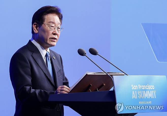 이재명 대통령, 샌프란 AI 선언 발표 (샌프란시스코=연합뉴스) 한상균 기자 = 이재명 대통령이 24일(현지시간) 미국 샌프란시스코 더 미드웨이에서 열린 '샌프란시스코 AI 서밋'에서 '샌프란 AI 선언'을 발표하고 있다. 2026.7.25 xyz@yna.co.kr