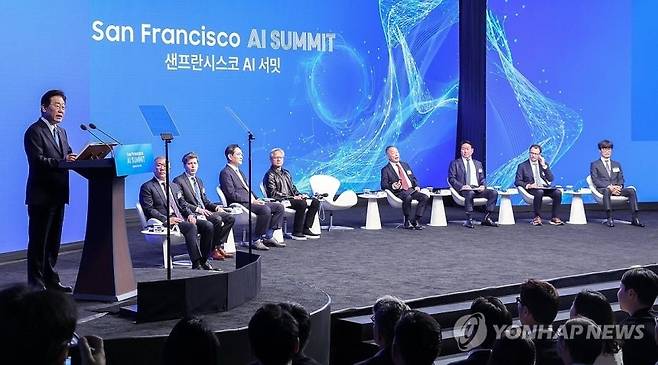 이재명 대통령, 샌프란 AI 선언 발표 (샌프란시스코=연합뉴스) 한상균 기자 = 이재명 대통령이 24일(현지시간) 미국 샌프란시스코 더 미드웨이에서 열린 '샌프란시스코 AI 서밋'에서 '샌프란 AI 선언'을 발표하고 있다. 2026.7.25 xyz@yna.co.kr