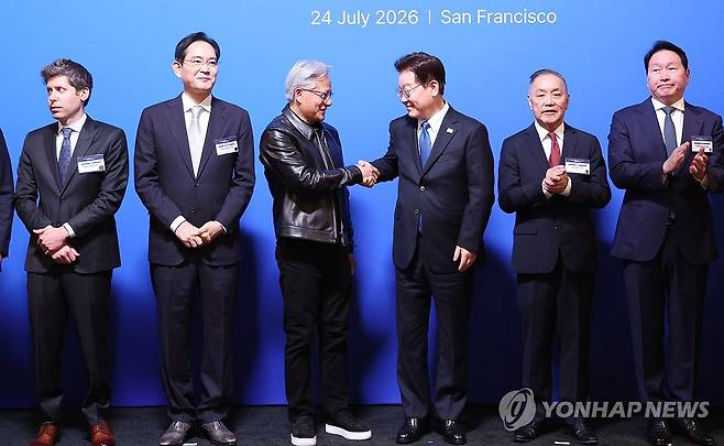 악수하는 이재명 대통령과 젠슨 황 CEO (샌프란시스코=연합뉴스) 한상균 기자 = 이재명 대통령과 젠슨 황 엔비디아 최고경영자가 24일(현지시간) 미국 샌프란시스코 더 미드웨이에서 샌프란시스코 AI 서밋에서 기념 촬영 후 악수하고 있다.
왼쪽부터 샘 올트먼 오픈AI 최고경영자, 이재용 삼성전자 회장, 젠슨 황 엔비디아 최고경영자, 이재용 삼성전자 회장, 혹 탄 브로드컴 최고경영자, 최태원 SK 회장. 2026.7.25 xyz@yna.co.kr