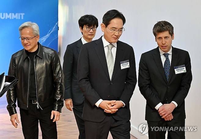 AI 서밋 입장하는 글로벌 AI 리더들 (서울=연합뉴스) 한상균 기자 = 샘 올트먼 오픈AI 최고경영자(오른쪽부터), 이재용 삼성전자 회장, 이해진 네이버 이사회 의장, 젠슨 황 엔비디아 최고경영자가 24일(현지시각) 미국 샌프란시스코 더 미드웨이에서 열린 샌프란시스코 AI서밋에 입장하고 있다. 2026.7.25 xyz@yna.co.kr