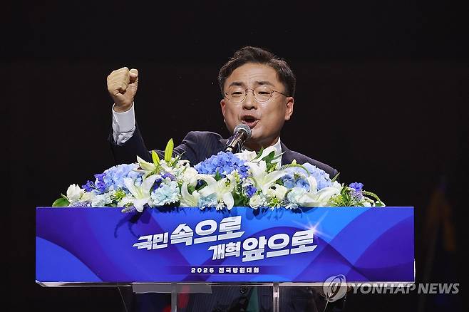 수락 연설하는 조국혁신당 신장식 신임 대표 (수원=연합뉴스) 신현우 기자 = 조국혁신당 신임 대표로 선출된 신장식 의원이 25일 경기도 수원컨벤션센터에서 열린 전국당원대회에서 수락 연설하고 있다. 2026.7.25 nowwego@yna.co.kr