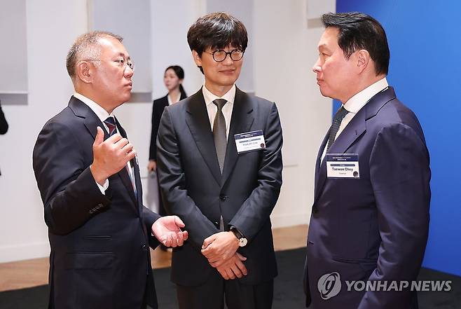 대화하는 최태원-이해진-정의선 (샌프란시스코=연합뉴스) 한상균 기자 = 최태원 SK 회장(오른쪽부터), 이해진 네이버 이사회 의장, 정의선 현대차그룹 회장이 24일(현지시간) 미국 샌프란시스코 더 미드웨이에서 이재명 대통령이 참석한 가운데 열린 '샌프란시스코 AI 서밋'에서 대화하고 있다. 2026.7.25 xyz@yna.co.kr