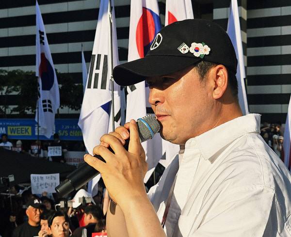 장동혁 국민의힘 대표가 지난 25일 대구 중구 현대백화점 대구점 앞에서 열린 '참정권 회복 민주주의 수호 국민결의대회'에 참석해 선거관리위원회의 관리 부실을 규탄하는 발언을 하고 있다. 뉴스1
