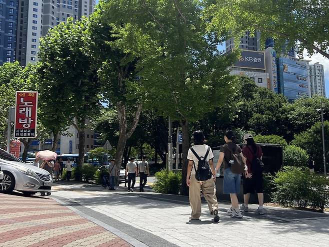 폭염중대경보가 내려진 26일 오후 대구 수성구 범어네거리에서 시민들이 거리를 걷고있다. 홍예원 수습기자