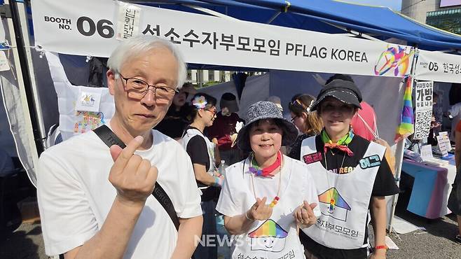 올해 열린 서울퀴어문화축제 성소수자부모모임 부스에 방문했다. 사진 제공 최정규