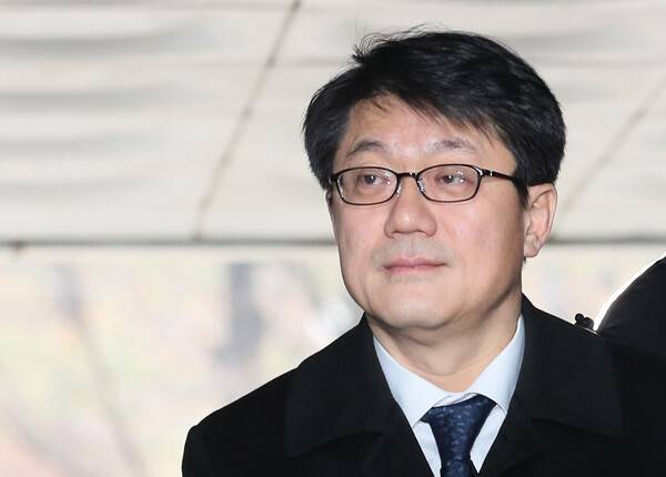 이명박 정부 시절 국가정보원으로부터 불법 자금을 수수한 혐의(특정범죄가중처벌법상 뇌물수수)를 받는 김진모 전 민정2비서관이 16일 오전 서울 서초구 서울중앙지방법원에서 열린 영장실질심사에 출석하기 위해 법정으로 향하고 있다. 2018.1.16. 연합뉴스 자료사진