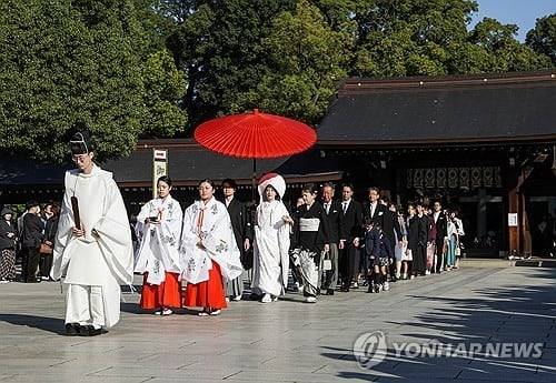 일본의 한 신사에서 열린 일본의 전통 결혼식. 일본 NHK는 2024년 부부별성제 찬성 여론이 59%에 이른다고 보도했지만 자민당은 여전히 부부가 각자의 성을 사용하는데 부정적이다./연합뉴스