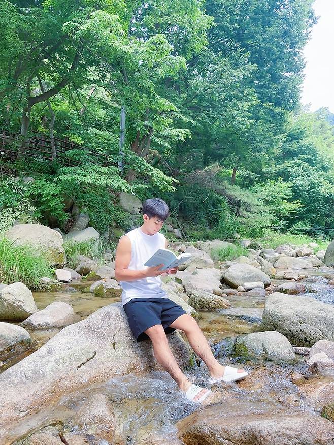 김강우 씨가 대학 1학년 때인 2023년 서울 인근 계곡을 찾아 책을 읽고 있다.