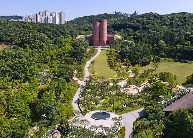 세계적인 건축가 마리오 보타가 설계한 남양성모성지 대성당. 그는 대성당 설계과정을 담은 한 다큐멘터리에서 “물질적인 것을 넘어 인간의 영적인 요구에 부응하는 건물을 짓고 싶었다”라고 말했다.사진 김용관