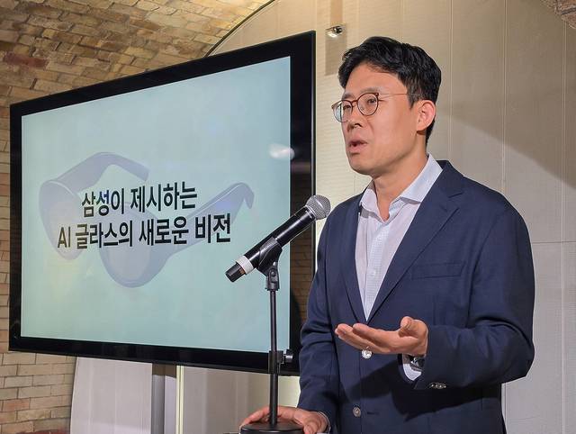 최재인 삼성전자 MX사업부 XR개발팀장이 지난 23일(현지시간) 영국 런던 올드빌링스게이트에서 열린 기자간담회에서 발표하고 있다. 삼성전자 제공