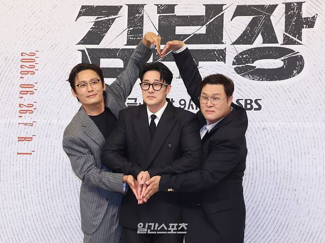 배우 최대훈, 소지섭, 윤경호가 25일 오후 서울 양천구 SBS에서 열린 SBS 금토드라마 '김부장' 제작발표회에 참석해 포토타임을 갖고 있다. '김부장'은 '세상에서 가장 평범한' 아빠가 하나 뿐인 딸을 되찾기 위해 '세상에서 가장 위험한' 남자가 되어 싸우는 아빠 유니버스 복수 액션 드라마. 26일 9시 50분 첫 방송. 서병수 기자 qudtn@edaily.co.kr /2026.06.25/