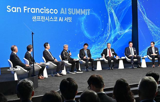 젠슨 황 엔비디아 최고경영자가 24일(현지시간) 미국 샌프란시스코 더 미드웨이에서 이재명 대통령이 참석한 가운데 열린 '샌프란시스코 AI 서밋'에서 발언하고 있다. 연합뉴스