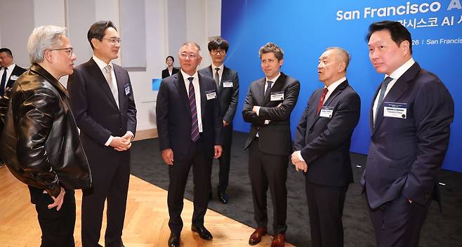 젠슨 황 엔비디아 CEO(왼쪽부터)와 이재용 삼성전자 회장, 정의선 현대차그룹 회장, 샘 올트먼 오픈AI CEO, 혹 탄 브로드컴 사장 겸 CEO, 최태원 SK그룹 회장이 24일(현지시간) 미국 샌프란시스코 미드웨이에서 열린 AI 서밋에서 대화를 하고 있다. 뉴스1