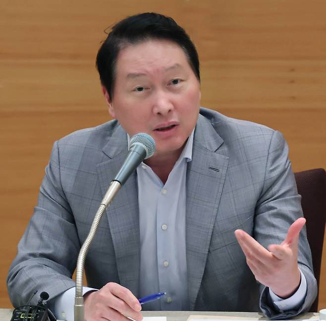 최태원 SK그룹 회장 겸 대한상공회의소 회장이 지난 15일 대한상의 제주포럼 기자간담회에서 기자들의 질문에 답하고 있다. 대한상공회의소 제공
