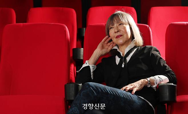 백명선 판씨네마 대표가 지난 20일 서울 종로구 복합문화공간 ‘품’(POOM)에서 경향신문과의 인터뷰 전 사진 촬영을 하고 있다. 김정근 선임기자