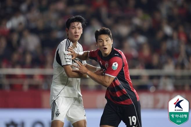 이호재(사진 오른쪽). 사진=한국프로축구연맹