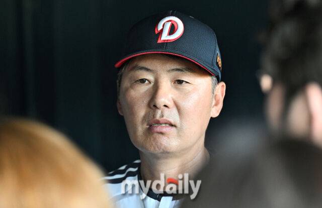 24일 오후 서울 잠실야구장에서 진행된 '2026 프로야구 KBO리그' 두산베어스와 삼성라이온즈의 경기. 두산 김원형 감독이 경기전 인터뷰를 갖고 있다./마이데일리