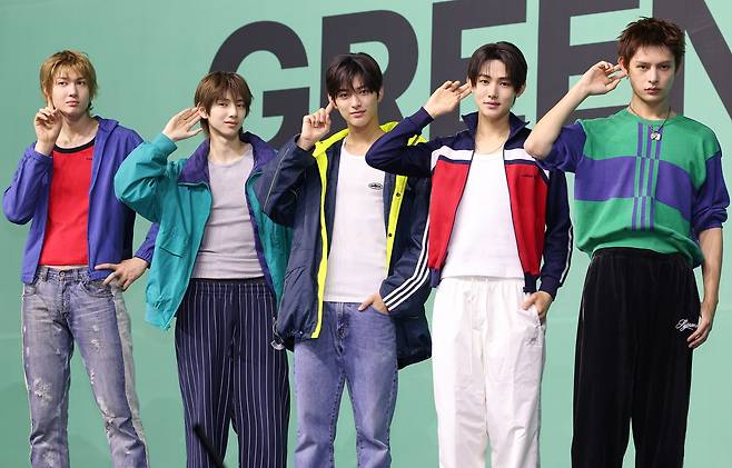 그룹 코르티스(CORTIS)가 4월 서울 광진구 예스24라이브홀에서 열린 두 번째 미니앨범 ‘그린그린’(GREENGREEN) 언론 공개회에서 포즈를 취하고 있다. [연합]