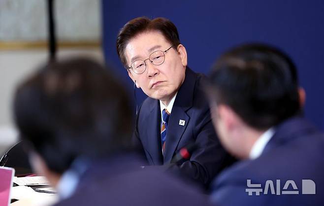 [샌프란시스코=뉴시스] 김진아 기자 = 이재명 대통령이 25일(현지 시간) 미국 샌프란시스코의 한 호텔에서 열린 실리콘밸리 벤처투자 밋업에서 벤처캐피털 대표들의 발언을 경청하고 있다. 2026.07.26. bluesoda@newsis.com