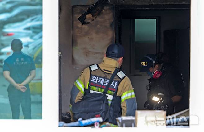 [경산=뉴시스] 이무열 기자 = 23일 오전 8시 29분께 경북 경산시 사동 한 아파트 관리사무소에서 폭발 추정 사고가 발생해 당국이 화재 현장을 살펴보고 있다. 2026.07.23. lmy@newsis.com
