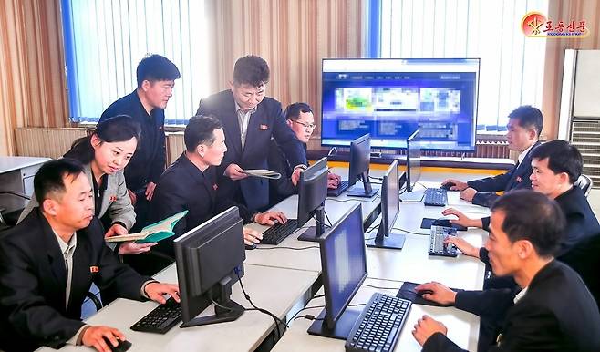 북한 중앙과학기술통보사들이 업무를 진행하는 모습. 노동신문 뉴스1