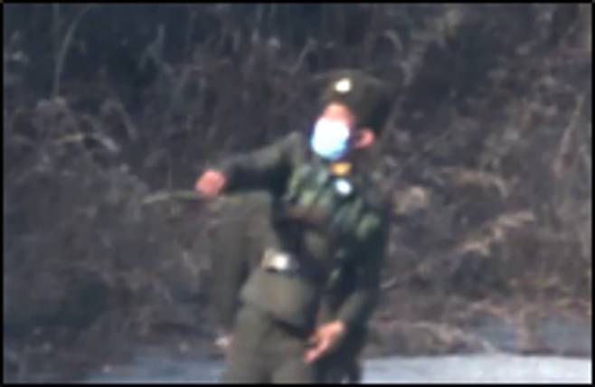 사진은 북한군이 경의선 도로 인근에서 나뭇잎 지뢰를 살포하는 모습. 사진=합동참모본부 제공