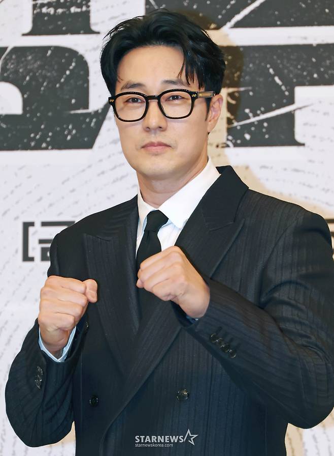 배우 소지섭이 25일 오후 서울 양천구 목동 SBS에서 진행된 금토드라마 ‘김부장’ 제작발표회에 참석해 포즈를 취하고 있다.  세상에서 가장 평범한 아빠가 하나뿐인 딸을 되찾기 위해 싸우는 복수 액션 드라마 '김부장'은 오는 26일 첫 방송된다. /2026.06.25 /사진=이동훈 photoguy@