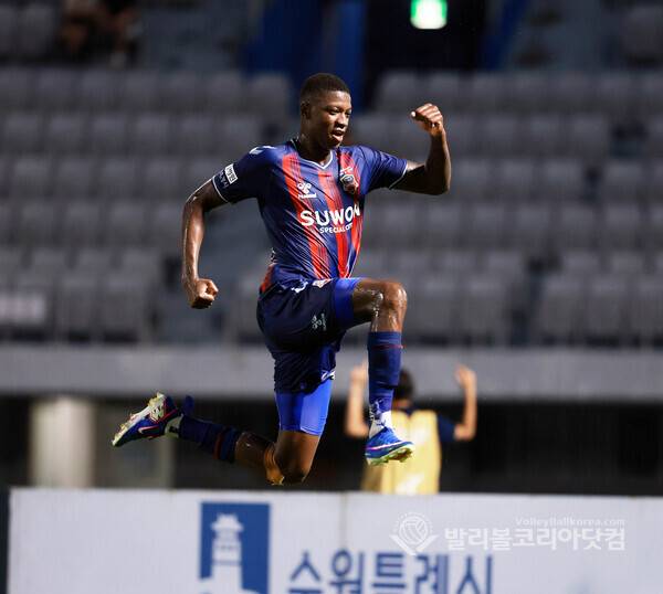 'K리그2 3위 도약' 수원FC, 전남에 5-0 완승…프리조 멀티골 맹활약...사진은 전반전 마테우스 바비가 두번째 골을 성공시키고 세리머니를 하는 모습.(사진=김경수 기자/ 2026.7.10/ 발리볼코리아닷컴 DB)