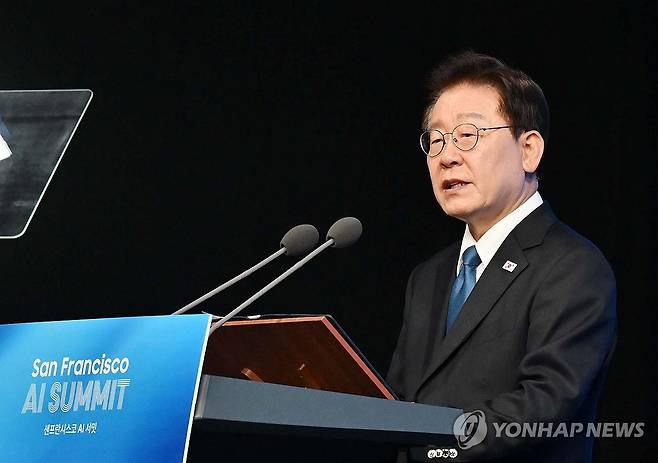샌프란 AI 선언 발표하는 이재명 대통령 (샌프란시스코=연합뉴스) 한상균 기자 = 이재명 대통령이 24일(현지시간) 미국 샌프란시스코 더 미드웨이에서 열린 '샌프란시스코 AI 서밋'에서 '샌프란 AI 선언'을 발표하고 있다. 2026.7.25 xyz@yna.co.kr