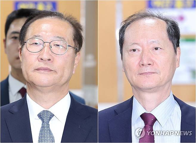 법정 향하는 박성재 전 법무부 장관과 이완규 전 법제처장 (서울=연합뉴스) 김주형 기자 = 12·3 비상계엄 사태에 가담하고 김건희 여사의 수사 관련 청탁을 들어준 혐의로 기소된 박성재 전 법무부 장관(사진 왼쪽)과 국회증언감정법 위반 혐의로 기소된 이완규 전 법제처장(사진 오른쪽)이 22일 서울 서초구 서울중앙지법에서 열린 1심 선고 공판에 각각 출석하고 있다. 
    법원은 이날 내란 중요임무 종사, 직권남용 등 혐의로 재판에 넘겨진 박 전 장관에게 징역 25년을 선고해 법정구속을, 이완규 전 법제처장은 공소 기각을 선고했다. 2026.6.22 kjhpress@yna.co.kr