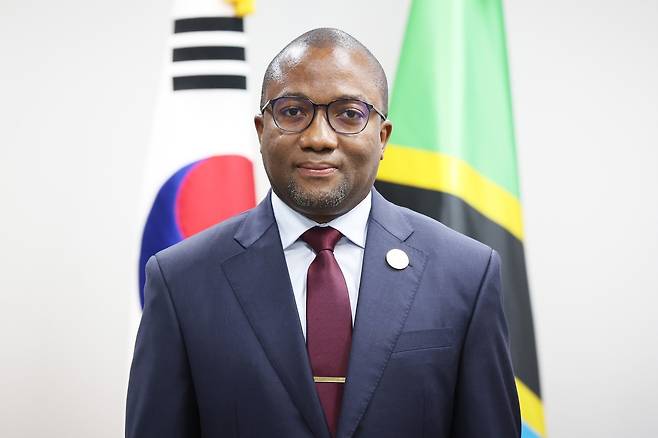 주한 탄자니아 대사, 연합뉴스와 인터뷰 (서울=연합뉴스) 강민지 기자 = 노엘 에마누엘 카간다 주한 탄자니아 대사가 지난 24일 서울 중구 주한 탄자니아 대사관에서 진행된 연합뉴스와 인터뷰에서 포즈를 취하고 있다. 2026.7.26
    mjkang@yna.co.kr